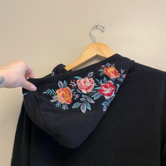 Johnny Was Cashmere Black and Red V-Neck Sweater with Floral Embroidery - Picture 5 of 6